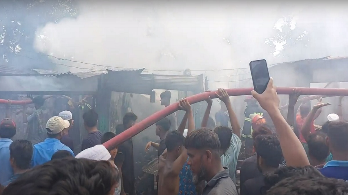চাঁদপুরের ভয়াবহ অগ্নিকাণ্ডে ১২টি ব্যবসা প্রতিষ্ঠান পুড়ে ছাই