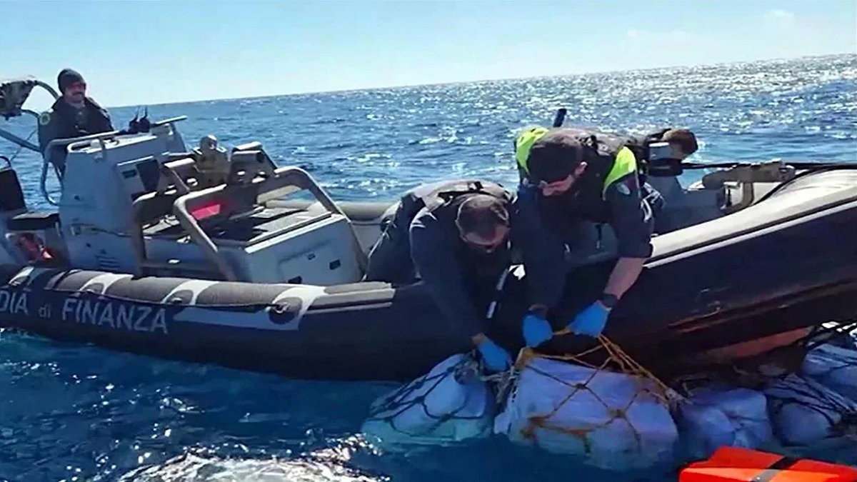 সাড়ে ৪ হাজার কোটি টাকার কোকেইন ভাসছিল সাগরে