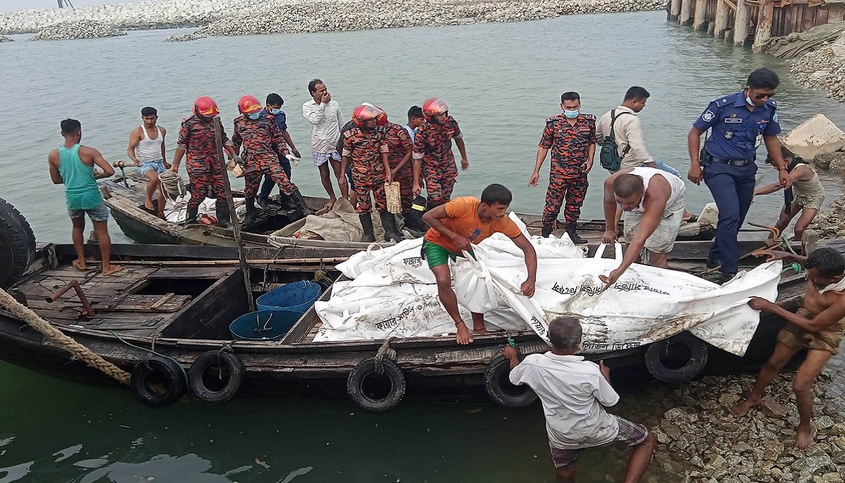 কক্সবাজারে ভেসে আসা ট্রলার থেকে অর্ধগলিত ১০ মরদেহ উদ্ধার