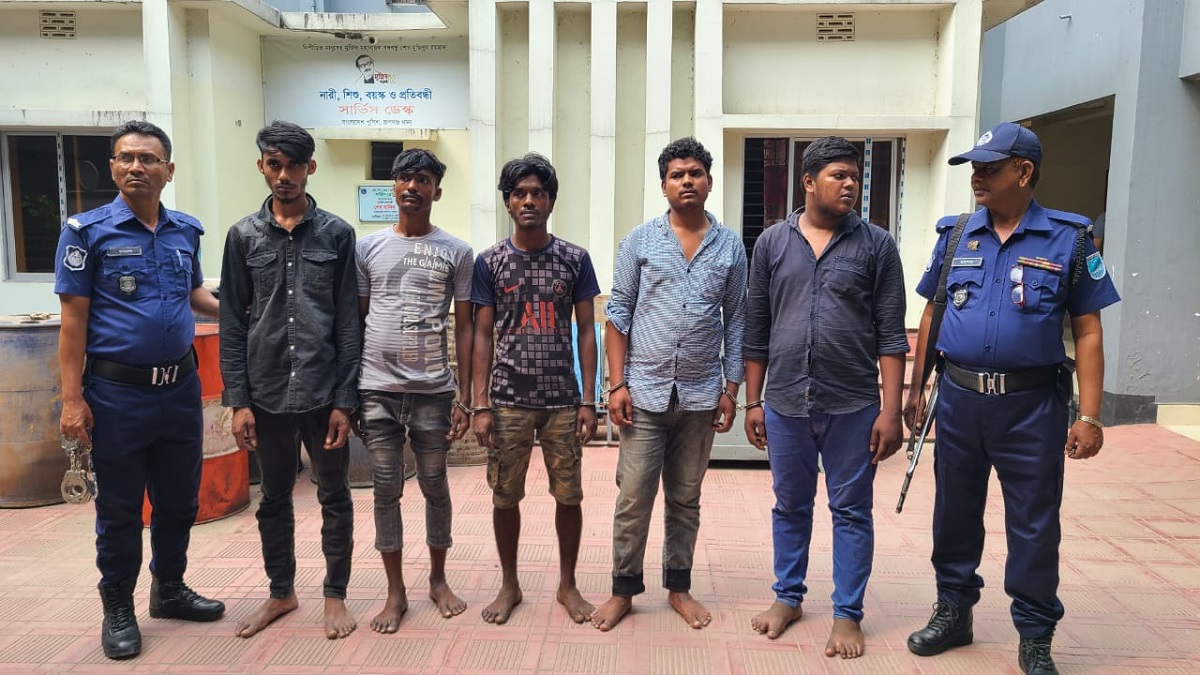 রূপগঞ্জে দেশীয় অস্ত্রসহ ৫ ডাকাত গ্রেফতার