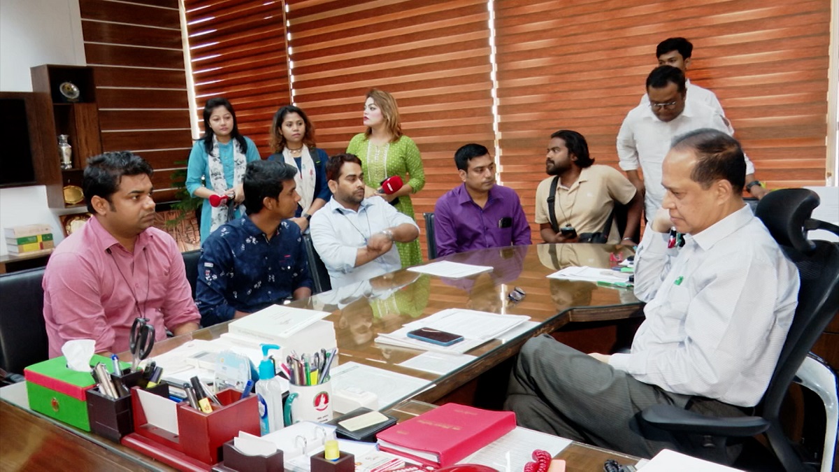 সাংবাদিক নীতিমালা সংশোধনের দাবিতে ইসিতে সাংবাদিকদের স্মারকলিপি