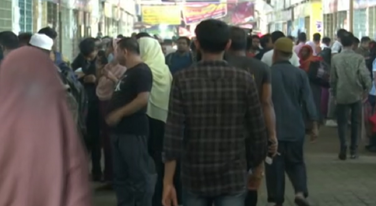 ঈদযাত্রায় সড়ক পথে মানুষের ঢল