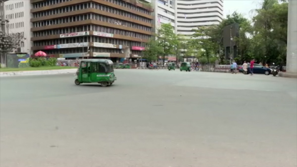 আজও ফাঁকা রাজধানীর সড়ক, আনন্দে ঘুরে বেড়াচ্ছে নগরবাসী