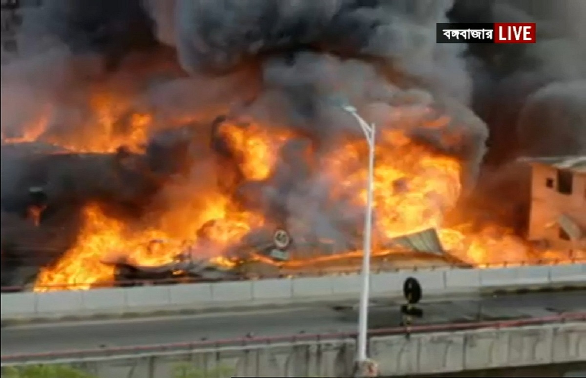 রাজধানীর বঙ্গবাজারে ভয়াবহ আগুন, নিয়ন্ত্রণে ৪৩ ইউনিট