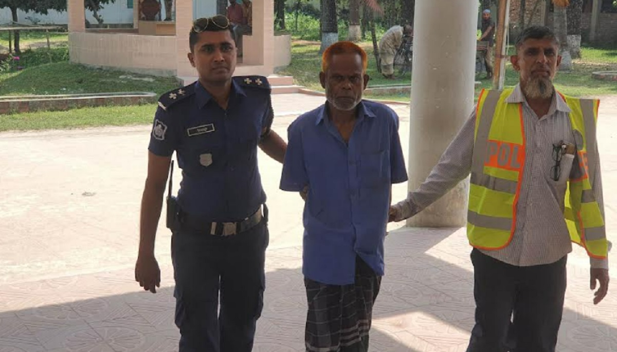 বৃদ্ধ মাকে গলা টিপে হত্যা; অভিযুক্ত মাদকাসক্ত ছেলে আটক