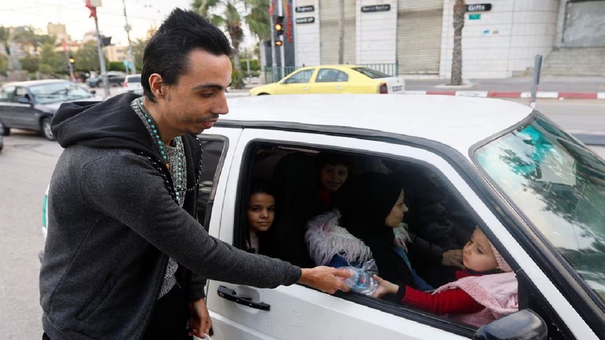 গাজায় ইফতারে পথে আটকে থাকা মুসলিমদের খেজুর বিতরণ করে দৃষ্টান্ত গড়লেন খ্রিস্টান যুবক