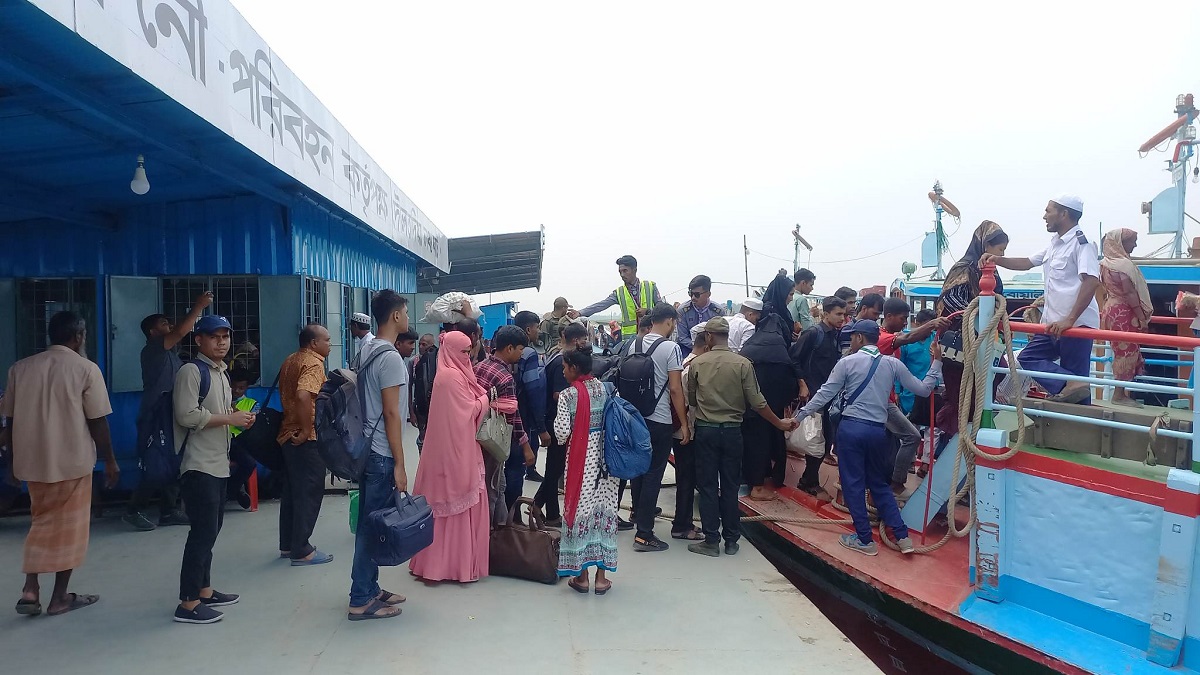 ঈদযাত্রা শেষে আজও ঢাকায় ফিরছে মানুষ, দৌলতদিয়া ঘাটে নেই ভোগান্তি