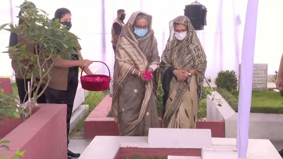 বনানী কবরস্থানে স্বজনদের কবর জিয়ারত করলেন প্রধানমন্ত্রী ও শেখ রেহানা