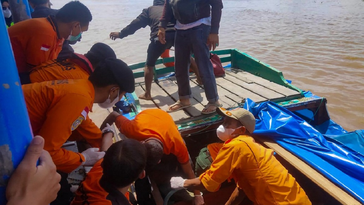 ইন্দোনেশিয়ার সুমাত্রা দ্বীপে ফেরি উল্টে নিহত ১১