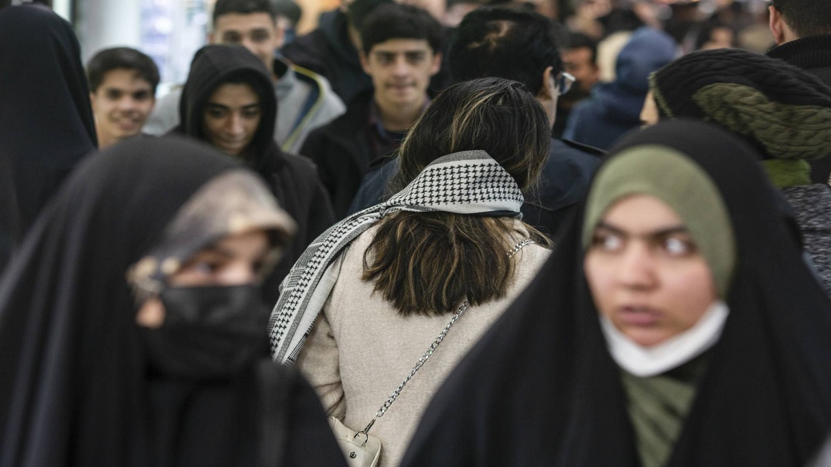 হিজাব পরা নিয়ে নজরদারি বাড়াতে রাস্তায় সিসি ক্যামেরা বসাচ্ছে ইরান