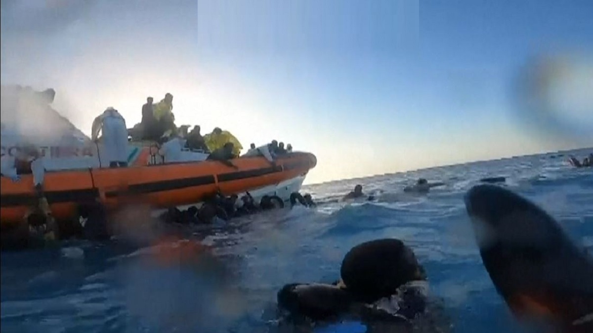 সাগরে ভাসছিল দুই শতাধিক অভিবাসনপ্রত্যাশী, নাটকীয় অভিযানে উদ্ধার