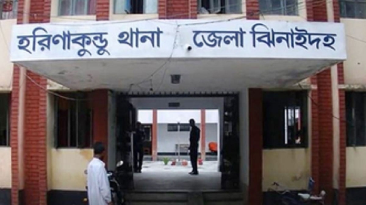 হরিণাকুণ্ডুতে ভ্যান উল্টে চালক নিহত