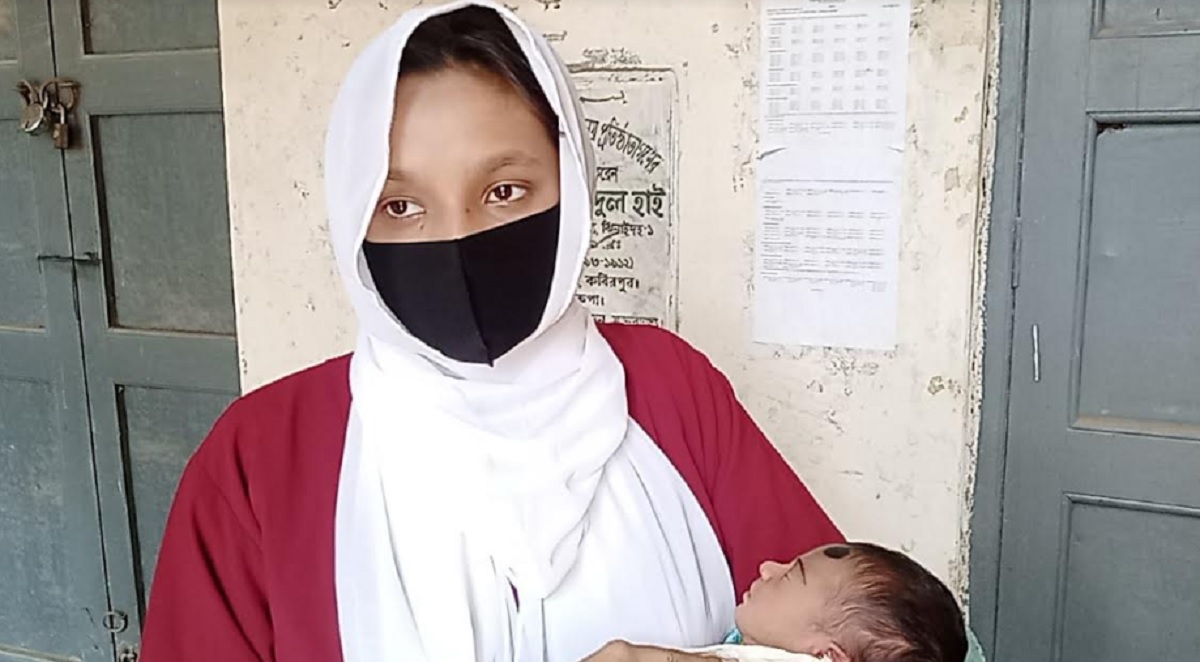 ৪ দিনের শিশুকে নিয়ে এসএসসি পরীক্ষা দিতে গেলেন মা