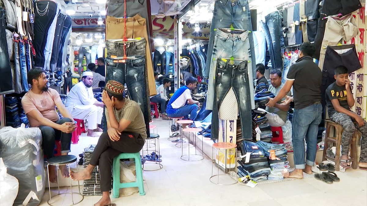 কেরাণীগঞ্জের পাইকারি পোশাক বাজারে মন্দা