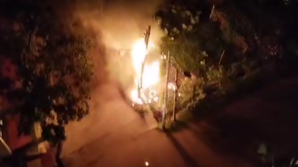 খুলনায় বৈদ্যুতিক খুঁটিতে অগ্নিকাণ্ড, বিদ্যুৎবিচ্ছিন্ন একাধিক এলাকা