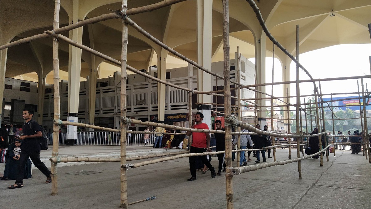 ঈদে যাত্রীদের টিকিট নিশ্চিতে কমলাপুরে বসেছে অস্থায়ী চেক পয়েন্ট