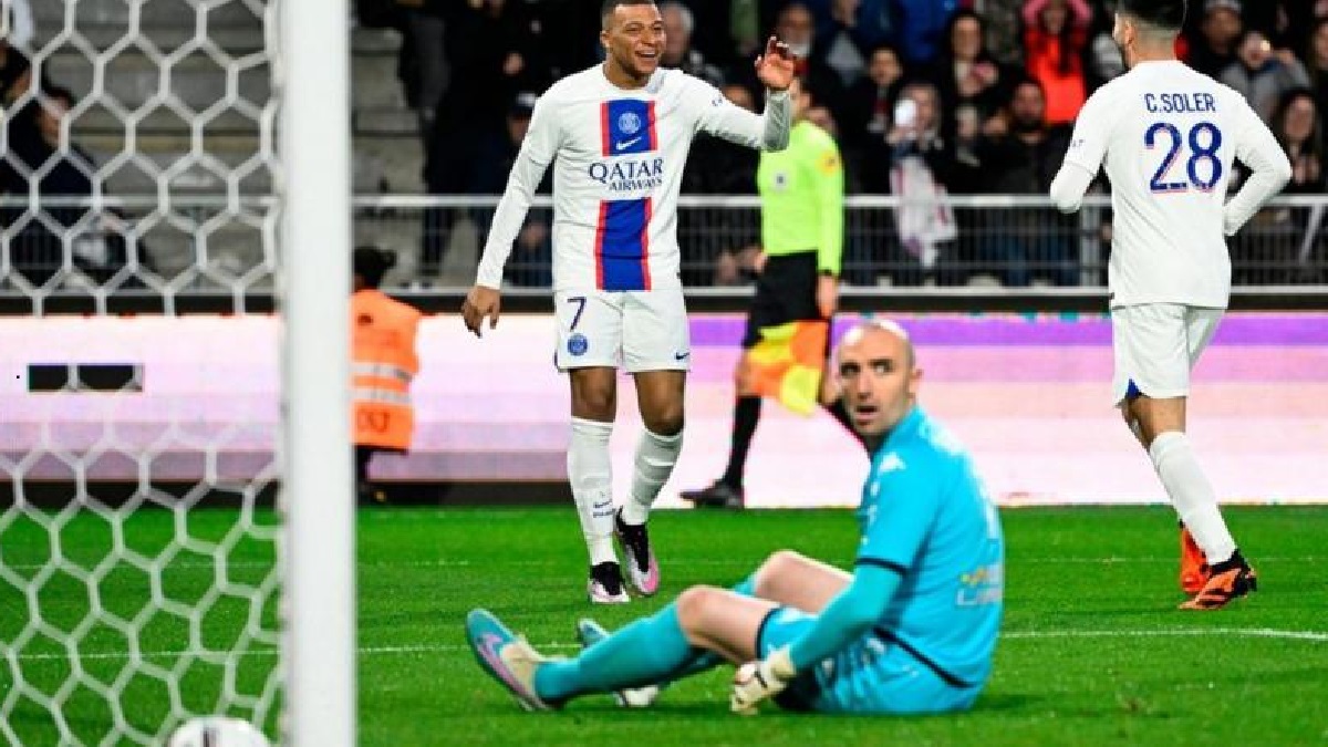 এমবাপ্পের জোড়া গোলে শিরোপা জয়ের কাছে পিএসজি