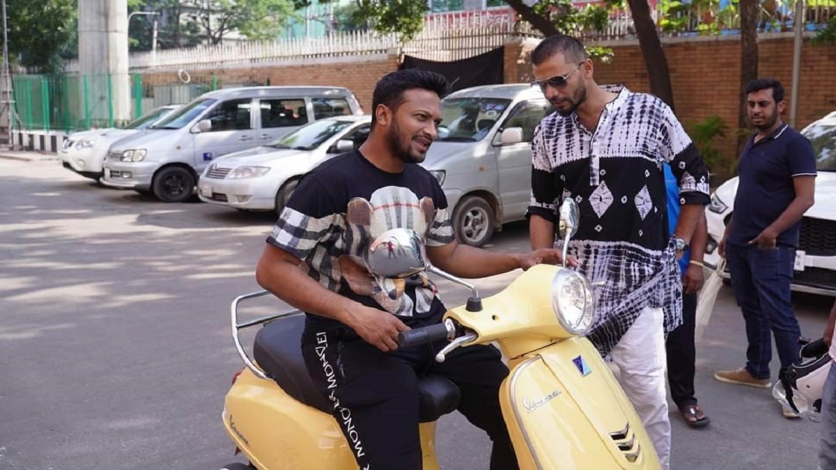 মাশরাফীর স্কুটিতে চড়ে কোথায় যাচ্ছেন সাকিব!