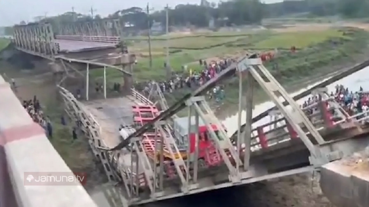 ময়মনসিংহে ব্রিজ ভেঙে নদীতে লরি-প্রাইভেটকার