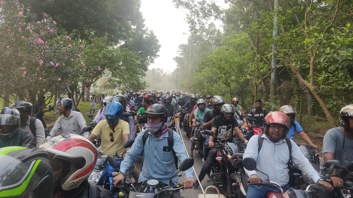 বঙ্গবন্ধু সেতু পারাপারে মোটরসাইকেলের দীর্ঘ সারি