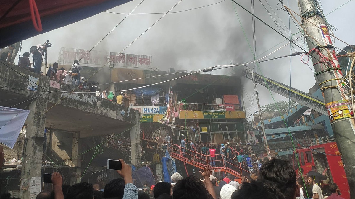 নিউ সুপার মার্কেটের আগুন পুরোপুরি নিয়ন্ত্রণে একটু সময় লাগবে: ফায়ার সার্ভিস