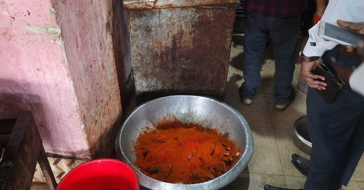 নোয়াখালীত টেক্সটাইলের রং দিয়ে ইফতার তৈরি