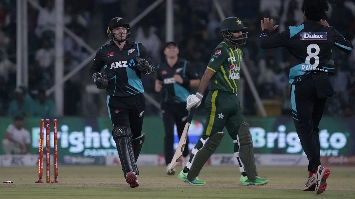 রোমাঞ্চকর ম্যাচে পাকিস্তানকে হারিয়ে সিরিজে টিকে রইলো নিউজিল্যান্ড