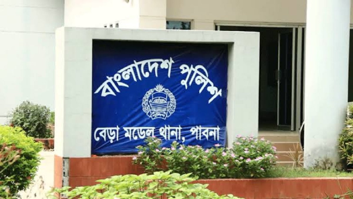 পুলিশের গাড়ি থেকে পালিয়ে গেলো চুরির অভিযোগে আটক যুবক