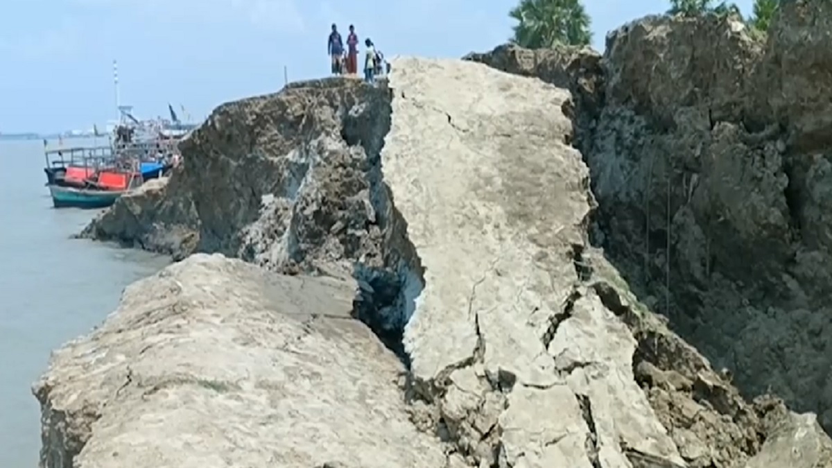 পায়রা নদীর ভাঙনে বিলীন তেঁতুলবাড়িয়া বেড়িবাঁধ, ঝুঁকিপূর্ণ বাকি অংশও