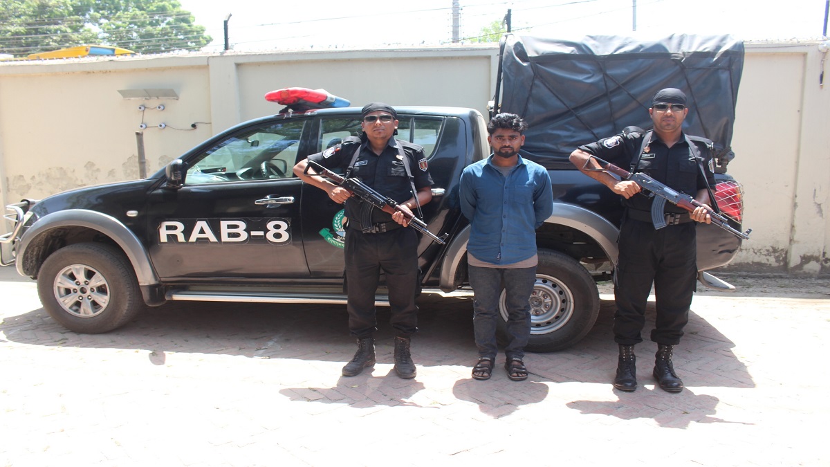 দৌলতদিয়া ফেরি ঘাট থেকে ২০৪ বোতল ফেনসিডিলসহ মাদক ব্যবসায়ী গ্রেফতার