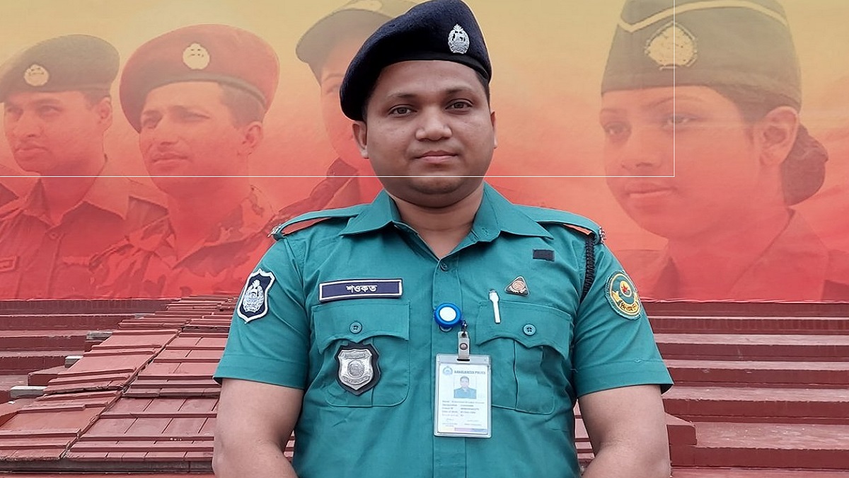 ৭১ দিন কর্মস্থলে অনুপস্থিত, চাকরিচ্যুত হলেন ‘মানবিক পুলিশ’ শওকত