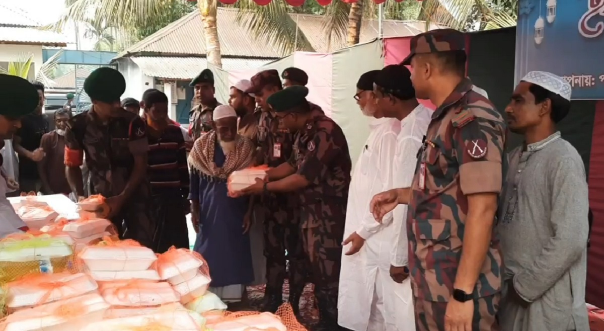 পঞ্চগড়ে বিজিবির পক্ষ থেকে এতিম ও দুস্থরা পেলো ইফতার ও রাতের খাবার