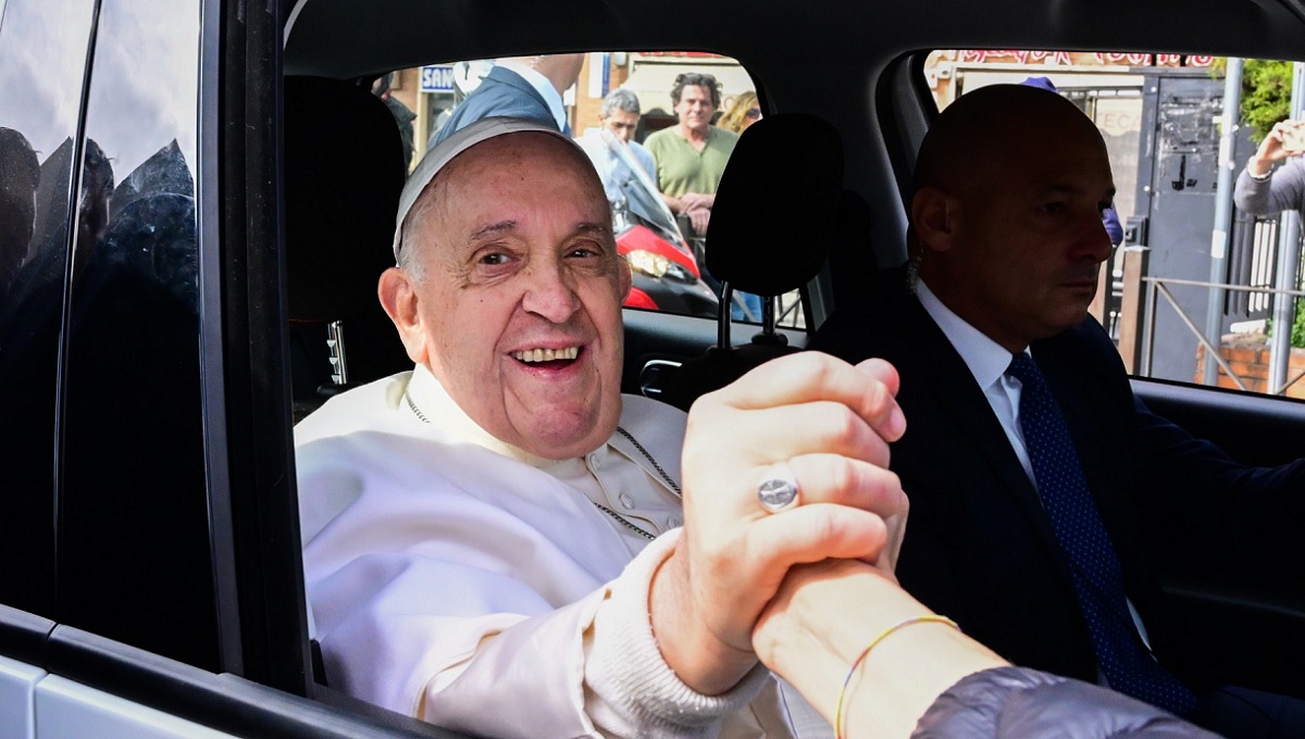 আমি এখনও বেঁচে আছি; হাসপাতাল ত্যাগের সময় পোপের কৌতুক