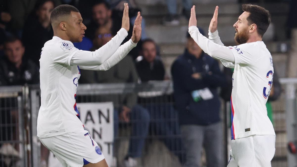 মেসিকে পিএসজিতেই দেখতে চান এমবাপ্পে