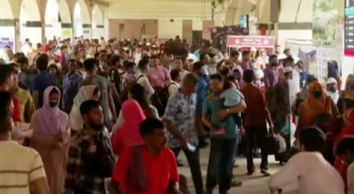 ট্রেনে ঈদযাত্রার তৃতীয় দিনে কমলাপুরে যাত্রীদের উপচে পড়া ভিড়