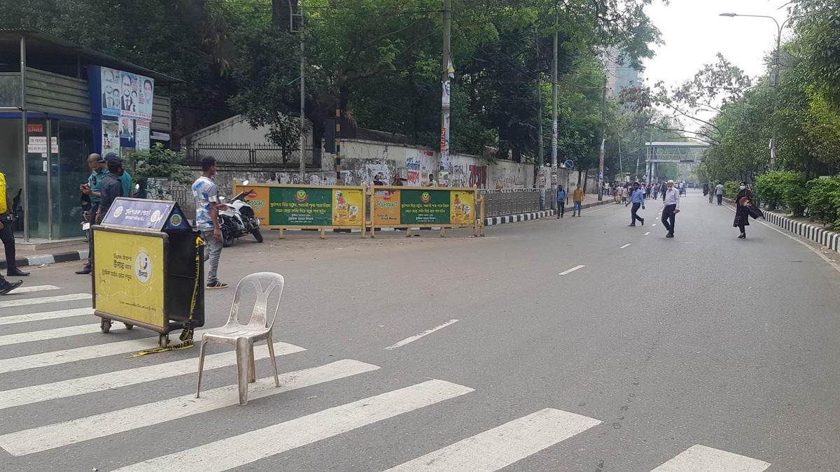 বঙ্গবাজারে ভয়াবহ অগ্নিকাণ্ড, আশপাশের সড়কে যান চলাচল বন্ধ