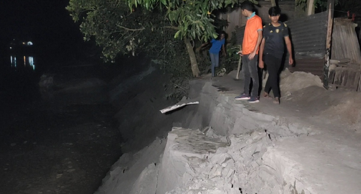 শরীয়তপুরে কীর্তিনাশা নদীতে হঠাৎ ভাঙন, জনমনে আতঙ্ক