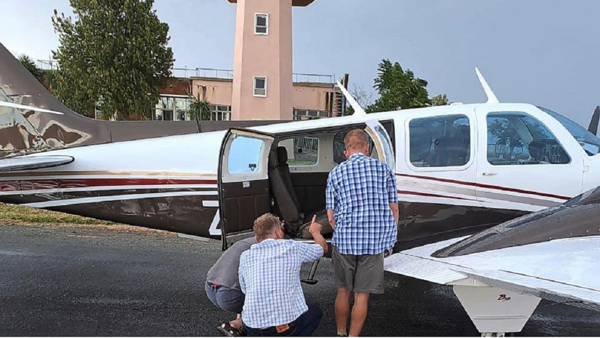 মাঝ আকাশে পাইলট বুঝতে পারলেন আসনের নিচে সাপ