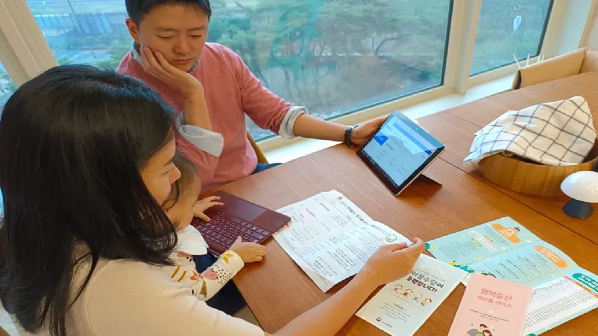 দক্ষিণ কোরিয়ায় সন্তান জন্ম দিলেই সাড়ে ১০ হাজার ডলার পাবে বাবা-মা