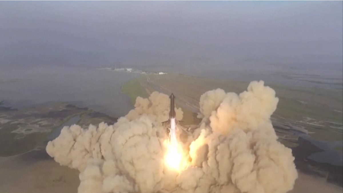 স্পেসএক্স’র রকেট স্টারশিপ বিস্ফোরিত, উড্ডয়নের তিন মিনিটের মধ্যে ধরে যায় আগুন