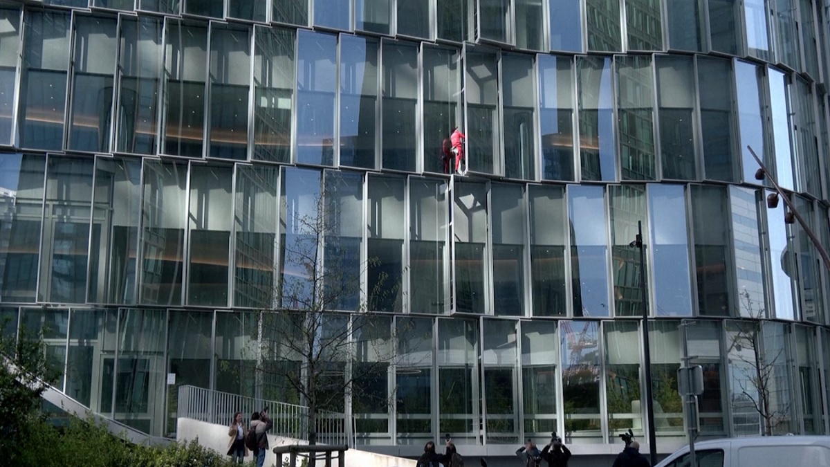 আবারও আলোচনায় ফ্রান্সের ‘স্পাইডারম্যান’, উঠলেন ৩৮ তলা ভবন বেয়ে!