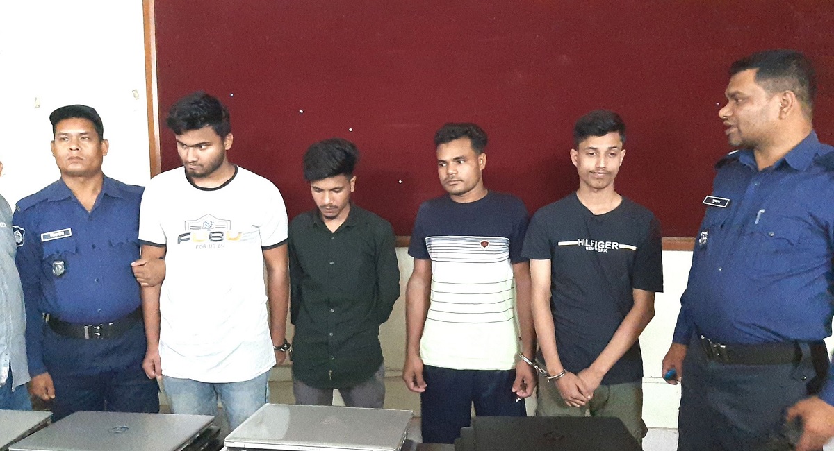 ঠাকুরগাঁওয়ে পর্নোগ্রাফি তৈরি ও বিক্রির অভিযোগে ৪ যুবক আটক