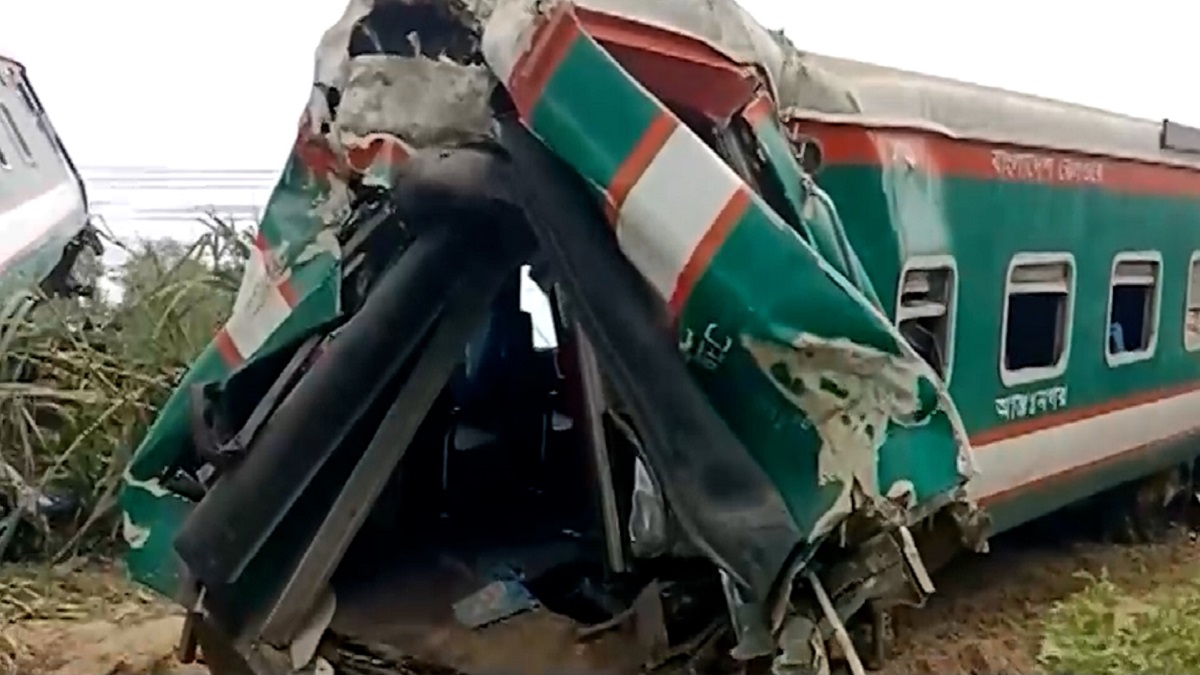 কুমিল্লায় ট্রেন দুর্ঘটনায় এখনও চলছে উদ্ধার কাযর্ক্রম