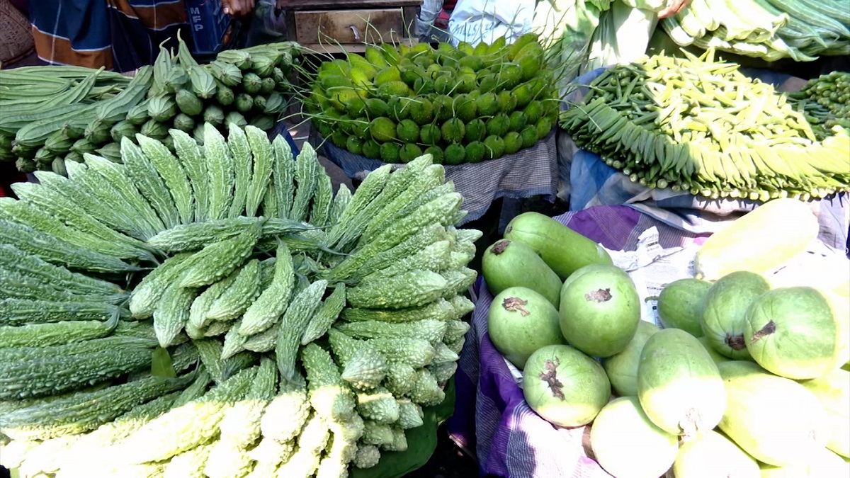 সরবরাহ পর্যাপ্ত থাকলেও বেশিরভাগ সবজির দর চড়া