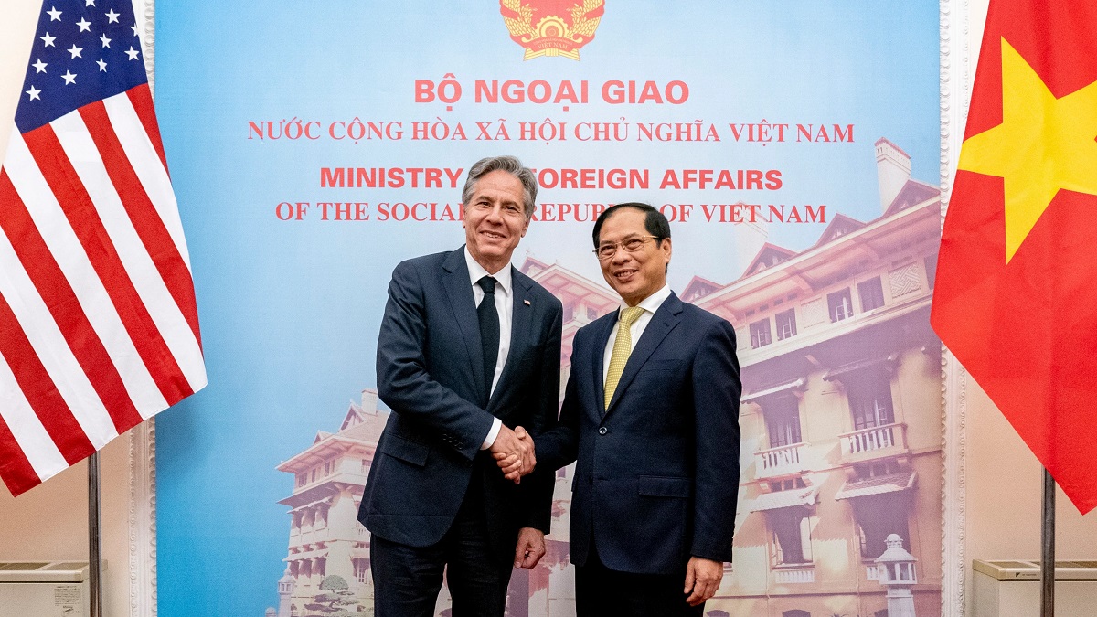 নিজের হাতে মাটি খুঁড়ে মার্কিন দূতাবাসের ভিত্তিপ্রস্তর স্থাপন করলেন অ্যান্টনি ব্লিনকেন