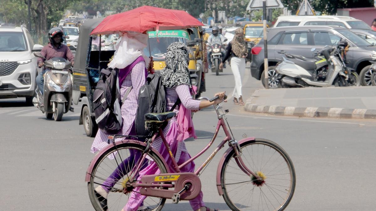 পশ্চিমবঙ্গে তীব্র দাবদাহে শিক্ষাপ্রতিষ্ঠান বন্ধ ঘোষণা করলো রাজ্য সরকার