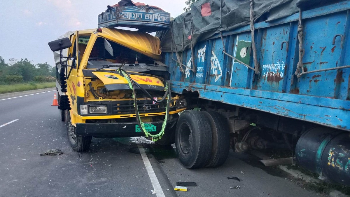 মাদারীপুরের এক্সপ্রেসওয়েতে দুই ট্রাকের সংঘর্ষে চালক-হেলপার নিহত