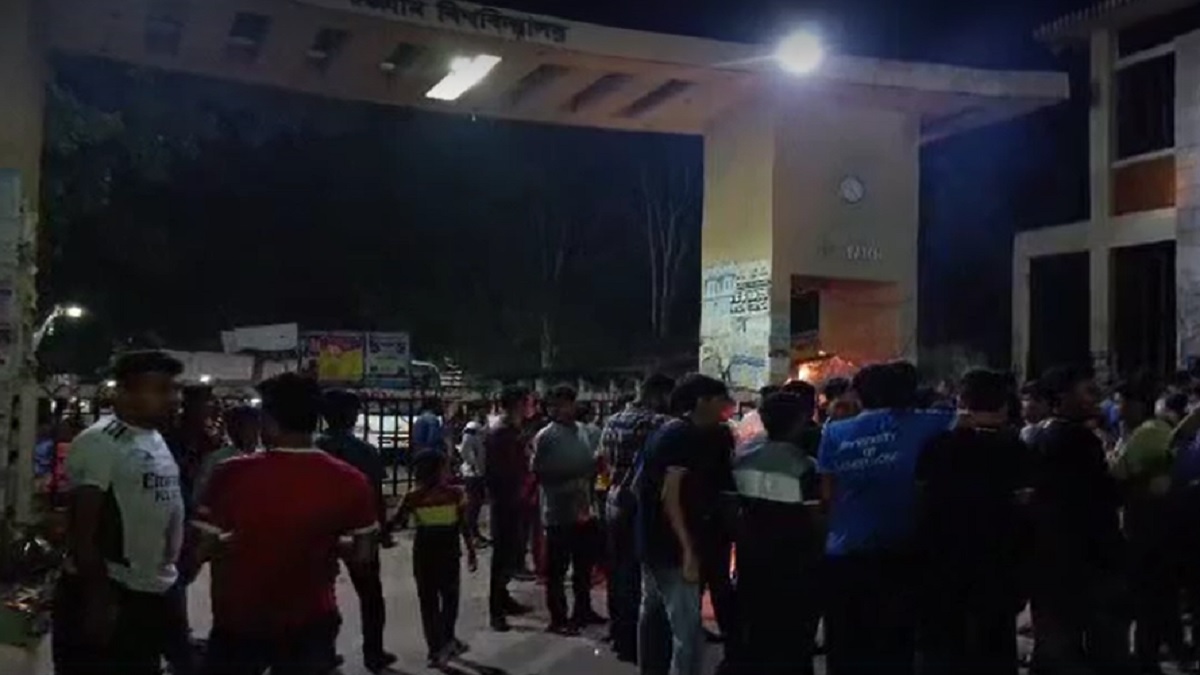 নৈরাজ্যের প্রতিবাদে চবি’র মূল ফটকে ছাত্রলীগের তালা