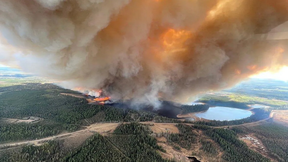 কানাডায় ক্রমেই ভয়াবহ হচ্ছে দাবানল পরিস্থিতি; জরুরি অবস্থা জারি