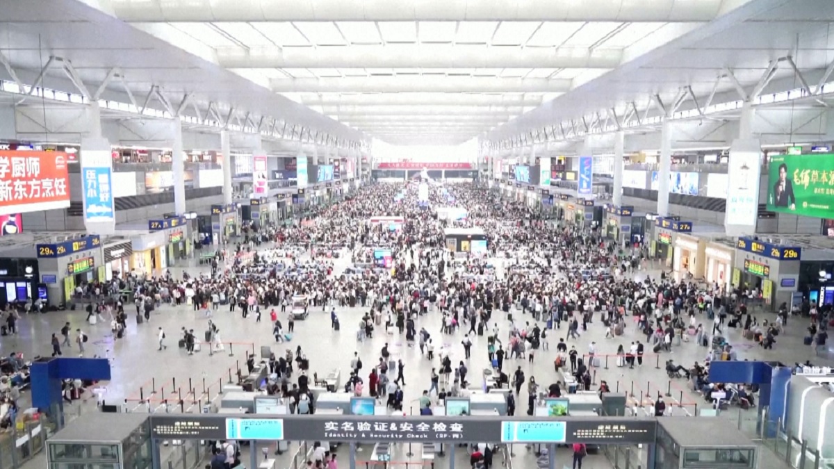 চীনে পর্যটনকেন্দ্রগুলোতে নজিরবিহীন ভিড়, জায়গা না পেয়ে টয়লেটের মেঝেতে ঘুমাচ্ছেন অনেকে